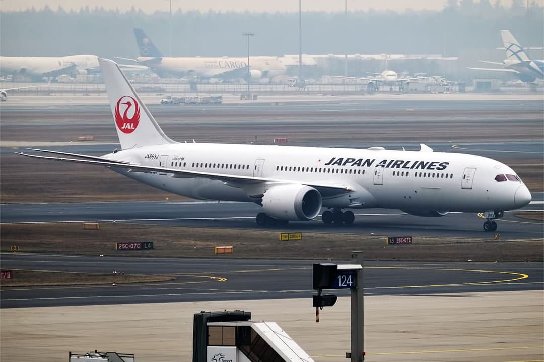 Japan Airlines Boeing 787-9 Dreamliner on approach